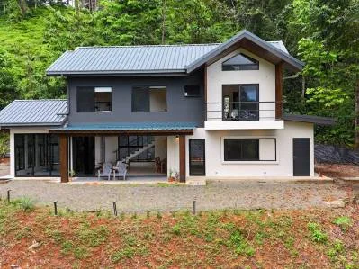 Casa nueva con vista al mar y caminata al Cañón.