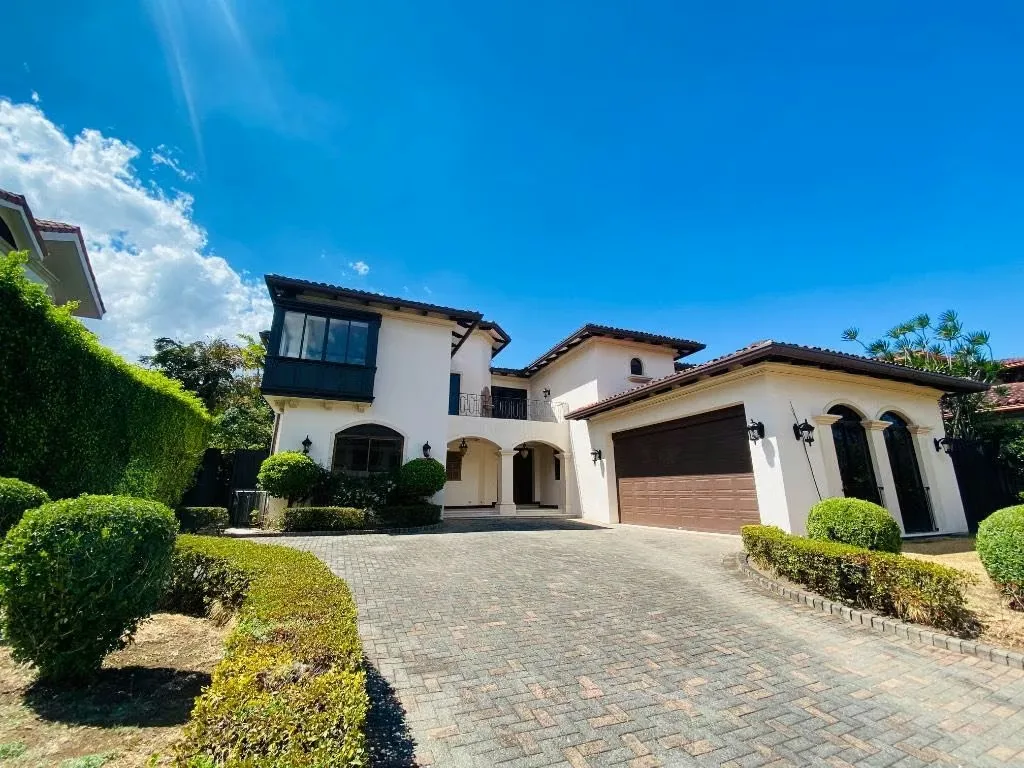 Residencia de lujo de dos niveles ubicada en un condominio muy exclusivo en Santa Ana.