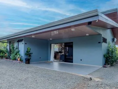 Casa a estrenar con vistas a la montaña, piscina y potencial de ampliación.
