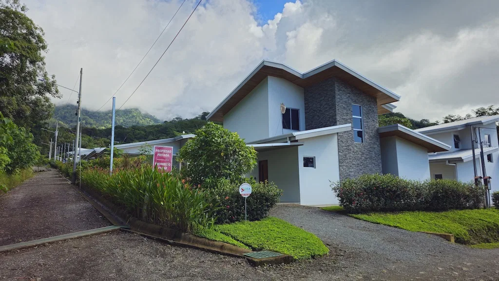THREE BEDROOM HOME WITH POOL AND EASY ACCESS IN OJOCHAL