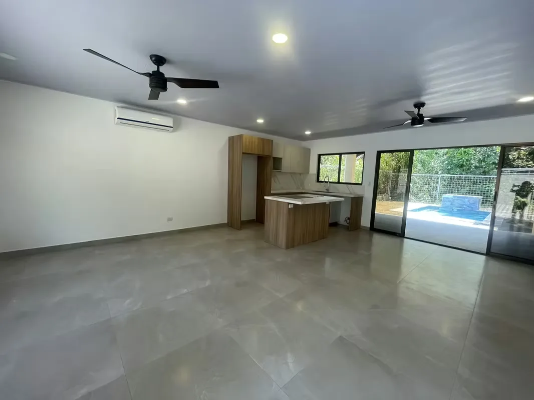 Amantes del mar y de sus atardeceres , del Surf , de las vacaciones en familia ... o simplemente inversionista para alquileres . Esta casa esta para vos !!!