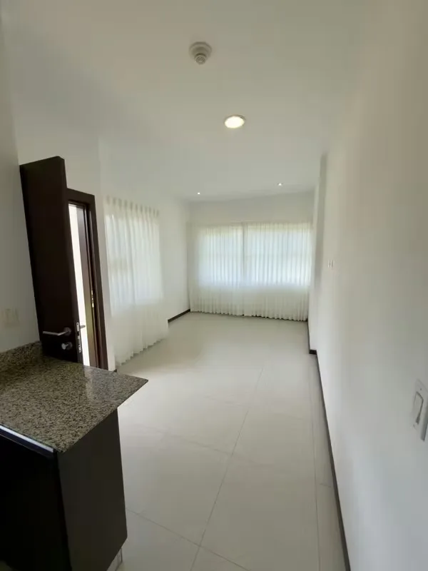 Sell fit in Duo Condo. 83.20 m2 + parking. Ground floor, just remodeled. 3 bedrooms, 2 bathrooms with accessories, TV room, curtains in main room. Patio / internal terrace. Common area ...
