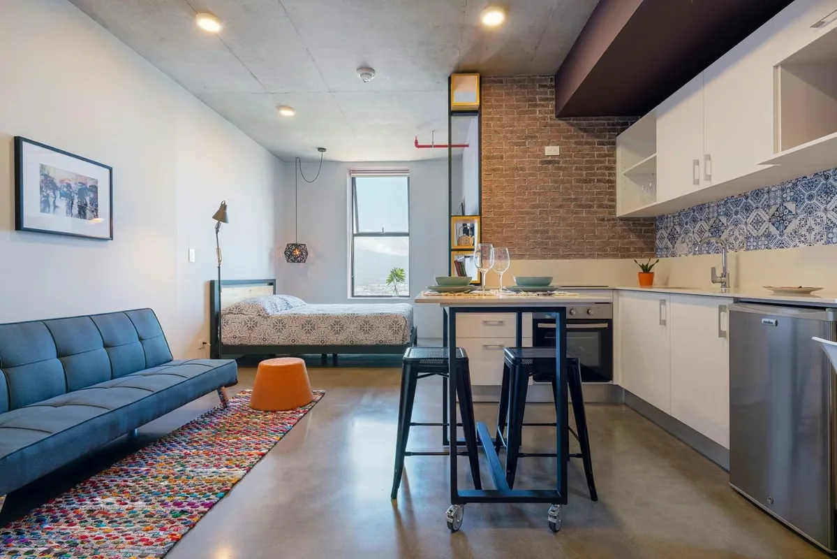 Meticulously designed and furnished apartment, on the 27th floor, with AC and view of France Park as well as the mountains of Heredia. It consists of lobby, room that is integrated into ...