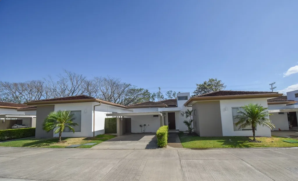 Casa de 1 Planta con 4 Habitaciones en Lindora
