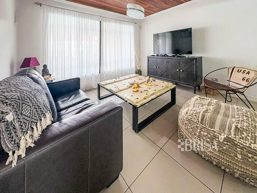 Single-level home located in Rohrmoser, in a quiet and very convenient residential area, close to restaurants, shops, and public transportation.