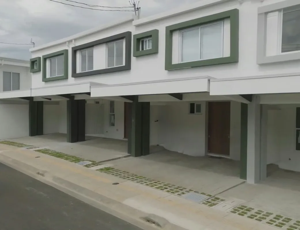 Cómoda casa ubicada en céntrico condominio en San Pablo de Heredia, prácticamente nueva. Al ingresar encontramos sala, comedor y cocina integrados y un medio baño. La moderna cocina ...