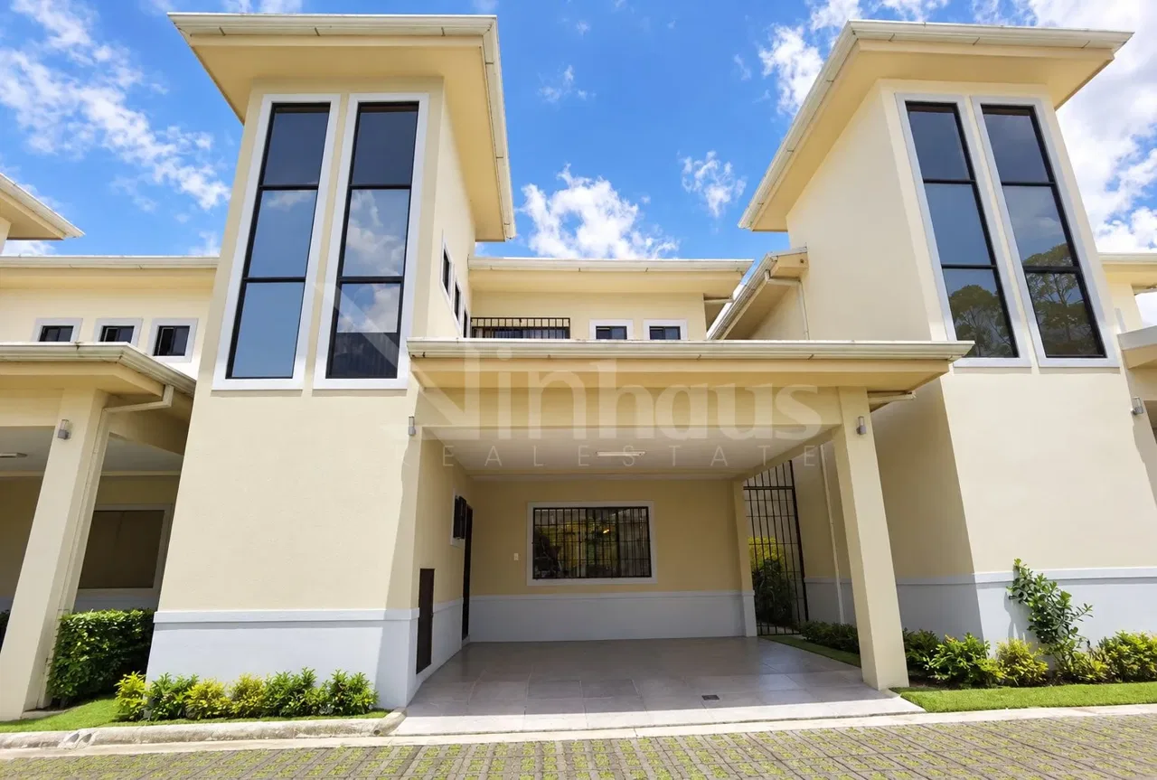 CASA EN VENTA | RESIDENCIAL ALTAMONTE Elegancia, comodidad y excelente ubicación en un entorno residencial exclusivo. Descubra esta hermosa residencia de dos niveles ubicada en el ...