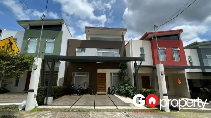 Venta de casa remodelada en Condominio Barlovento, Concepción de Tres Ríos
