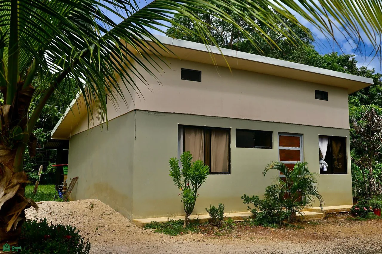 Casa cerca de Playa Grande | 904,63 m² | 3 dormitorios | Frente a área protegida