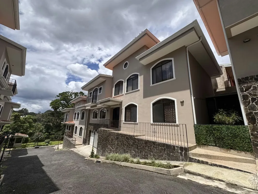 Se Alquila Casa en Condominio, Sánchez, Pinares, Curridabat.
