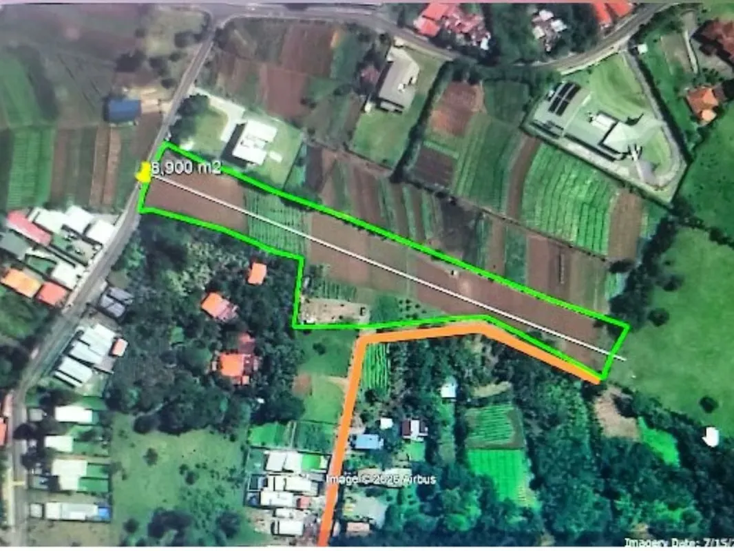 Terreno de geometría rectangular y topografía prácticamente plana, con una pendiente aproximada del 2%, ideal para optimizar el ...