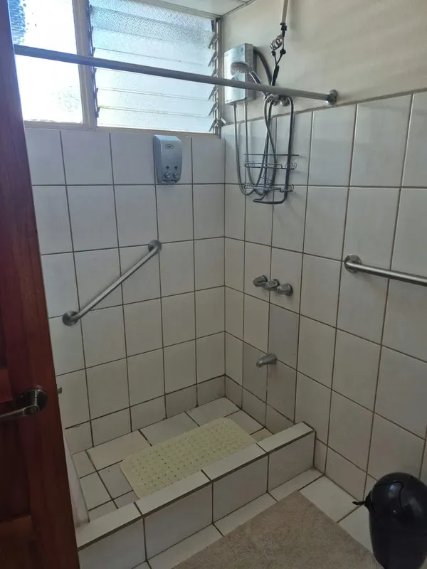 Se alquila habitación amplia en segundo piso de casa de habitación de familia costarricense, que cuenta con cama, closet, buena iluminación, baño completo compartido, acceso a ..., photo 2