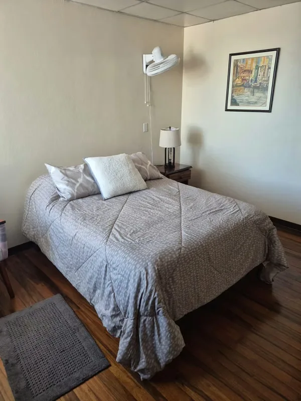 Se alquila habitación amplia en segundo piso de casa de habitación de familia costarricense, que cuenta con cama, closet, buena iluminación, baño completo compartido, acceso a ..., photo 11