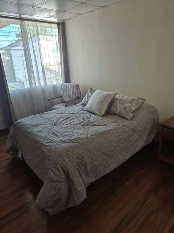 Se alquila habitación amplia en segundo piso de casa de habitación de familia costarricense, que cuenta con cama, closet, buena iluminación, baño completo compartido, acceso a ..., photo 12