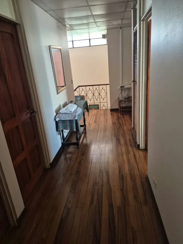 Se alquila habitación amplia en segundo piso de casa de habitación de familia costarricense, que cuenta con cama, closet, buena iluminación, baño completo compartido, acceso a ..., photo 4