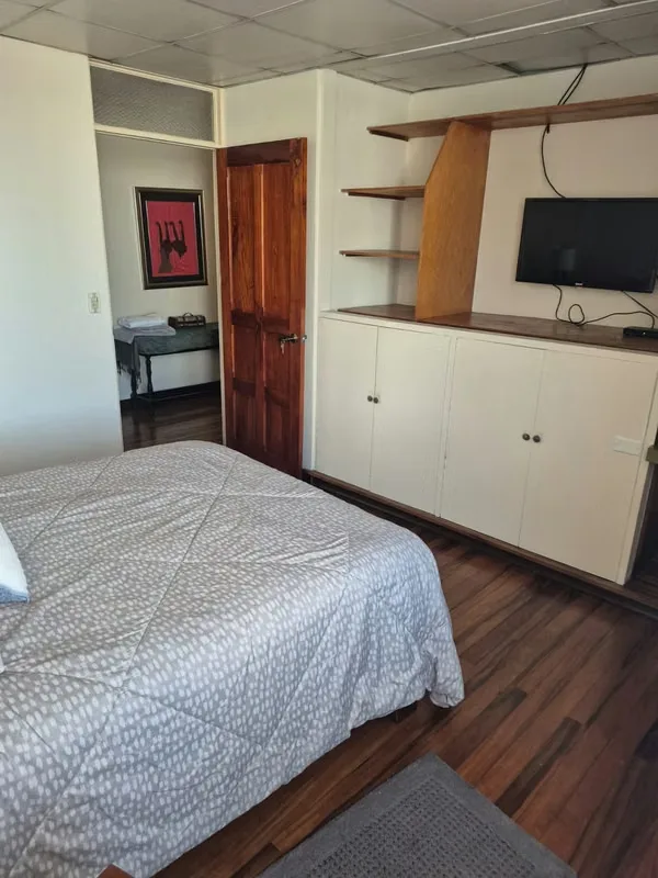 Se alquila habitación amplia en segundo piso de casa de habitación de familia costarricense, que cuenta con cama, closet, buena iluminación, baño completo compartido, acceso a ..., photo 10