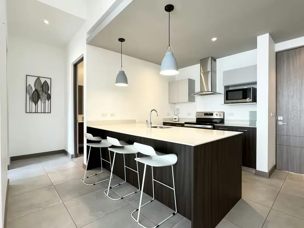 Este precioso apartamento contemporáneo y amoblado con gusto exquisito, localizado en Lindora, una de las zonas mas exclusivas del Valle Central