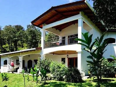 Una casa de lujo con vistas al Lago Arenal y acceso a muelle privado