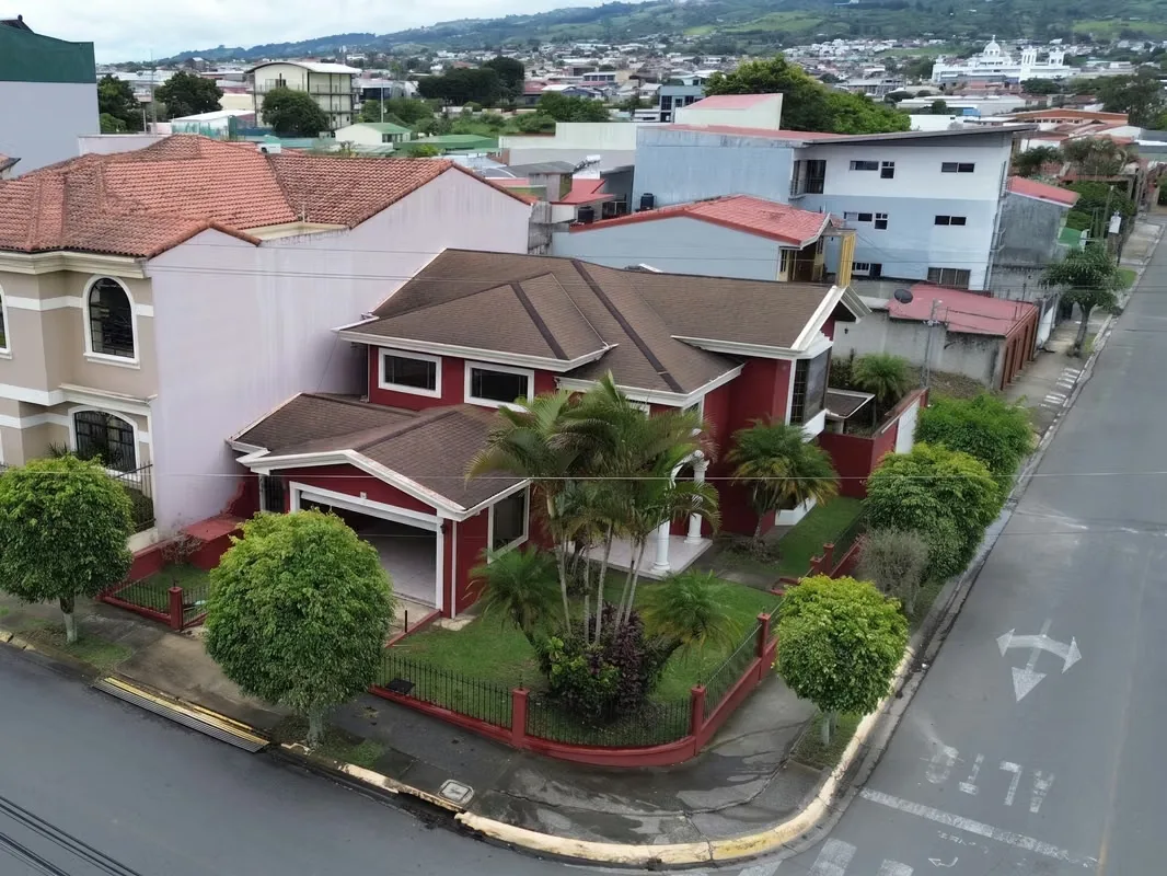 Una excelente oportunidad de inversión en una ubicación estratégica, con alta visibilidad y potencial tanto residencial como comercial.