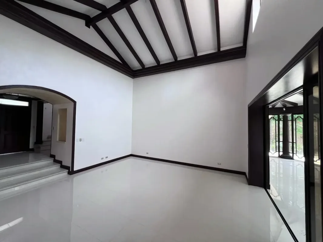 Nestled within the exclusive gated community of Hacienda Lindora in Pozos, Santa Ana, this stunning estate offers unparalleled luxury and tranquility. This impressive 700 sqm residence, ...