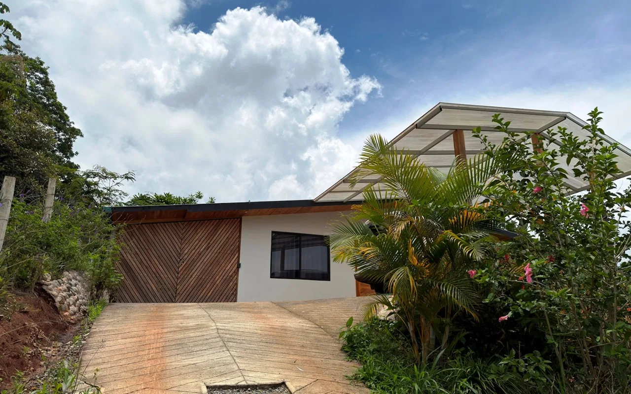 CASA LIBELULA PROPERTY WITH TWO BEDROOMS AND MOUNTAIN VIEWS, IN PEREZ ZELEDON – 0.25 ACRES