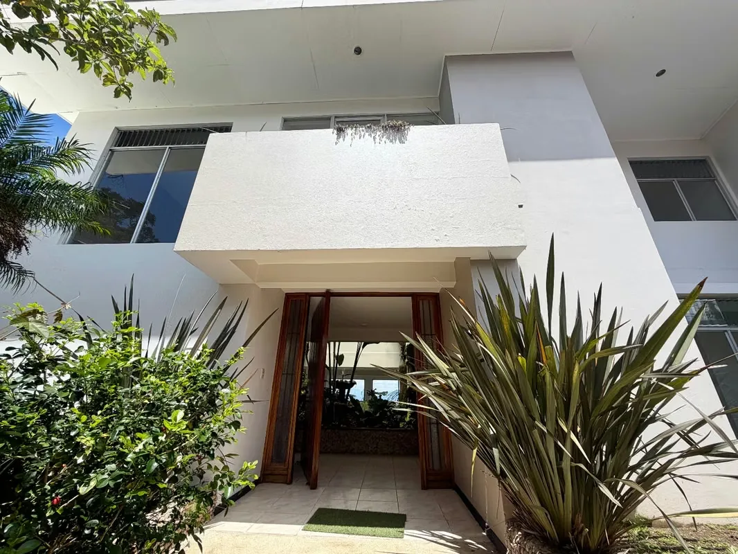 Esta hermosa propiedad, de estilo único, se encuentra en un residencial muy tranquilo y seguro, en Bello Horizonte de Escazú, de fácil acceso, cerca de comercio en general.