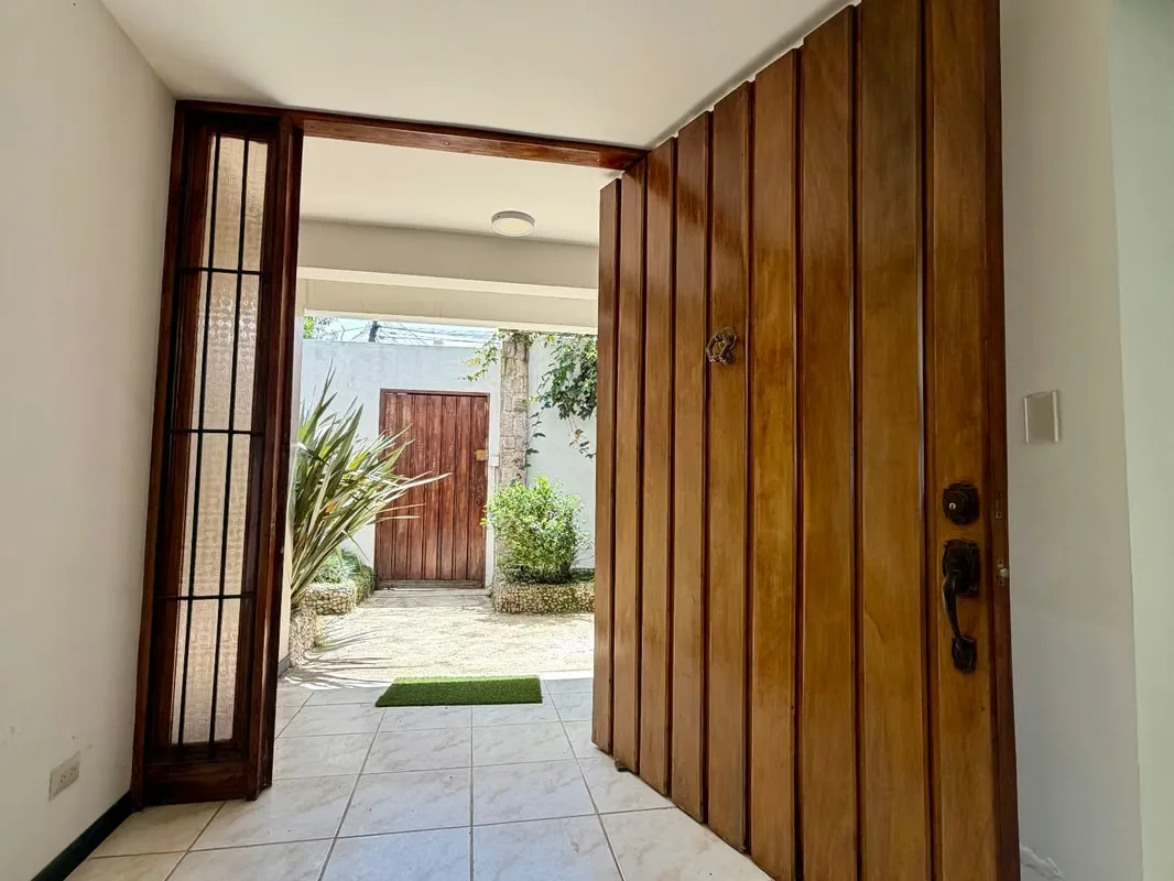 Esta hermosa propiedad, de estilo único, se encuentra en un residencial muy tranquilo y seguro, en Bello Horizonte de Escazú, de fácil acceso, cerca de comercio en general., photo 2