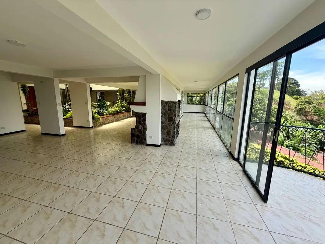 Esta hermosa propiedad, de estilo único, se encuentra en un residencial muy tranquilo y seguro, en Bello Horizonte de Escazú, de fácil acceso, cerca de comercio en general., photo 11