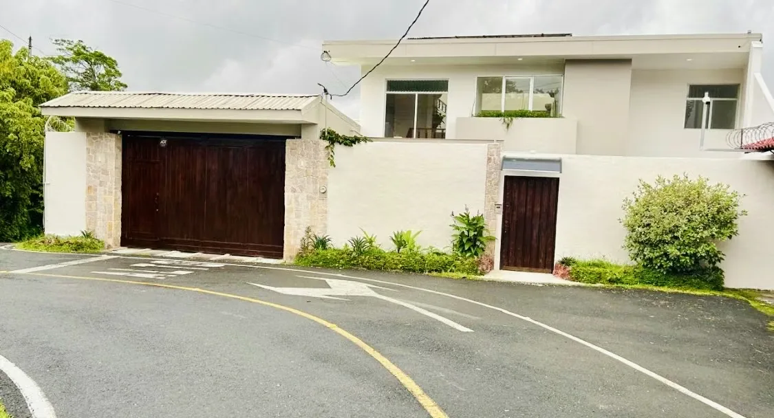 Esta hermosa propiedad, de estilo único, se encuentra en un residencial muy tranquilo y seguro, en Bello Horizonte de Escazú, de fácil acceso, cerca de comercio en general., photo 3