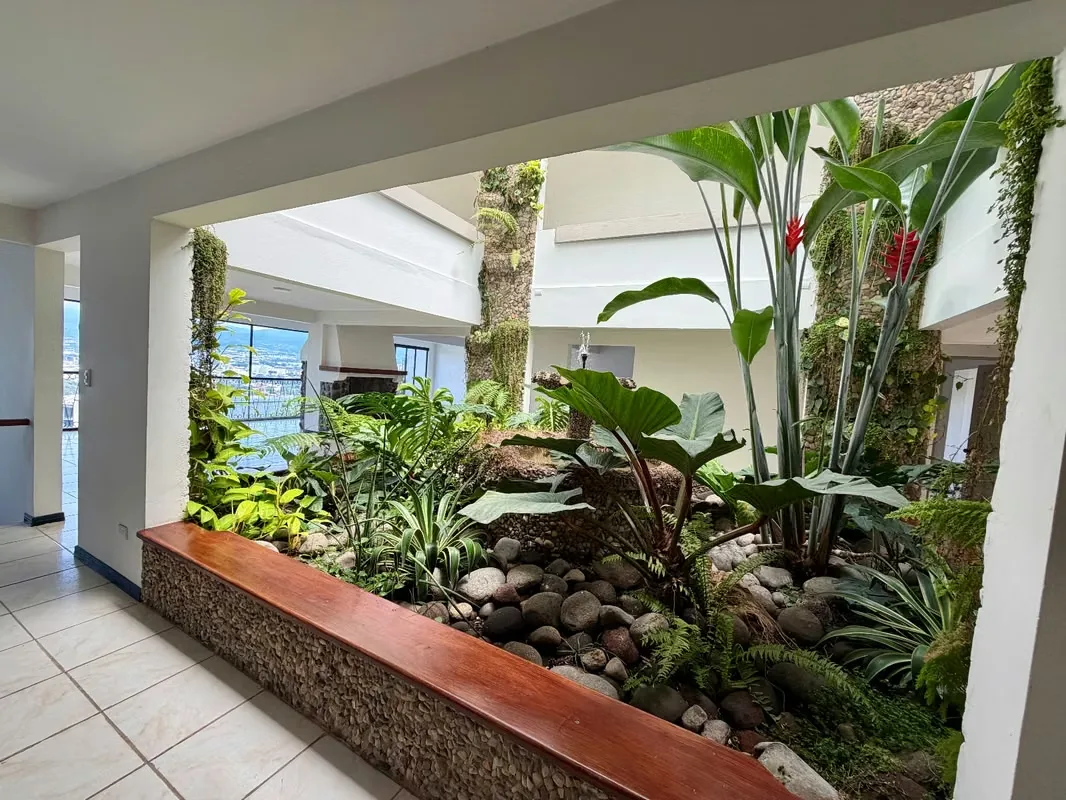 Esta hermosa propiedad, de estilo único, se encuentra en un residencial muy tranquilo y seguro, en Bello Horizonte de Escazú, de fácil acceso, cerca de comercio en general., photo 5