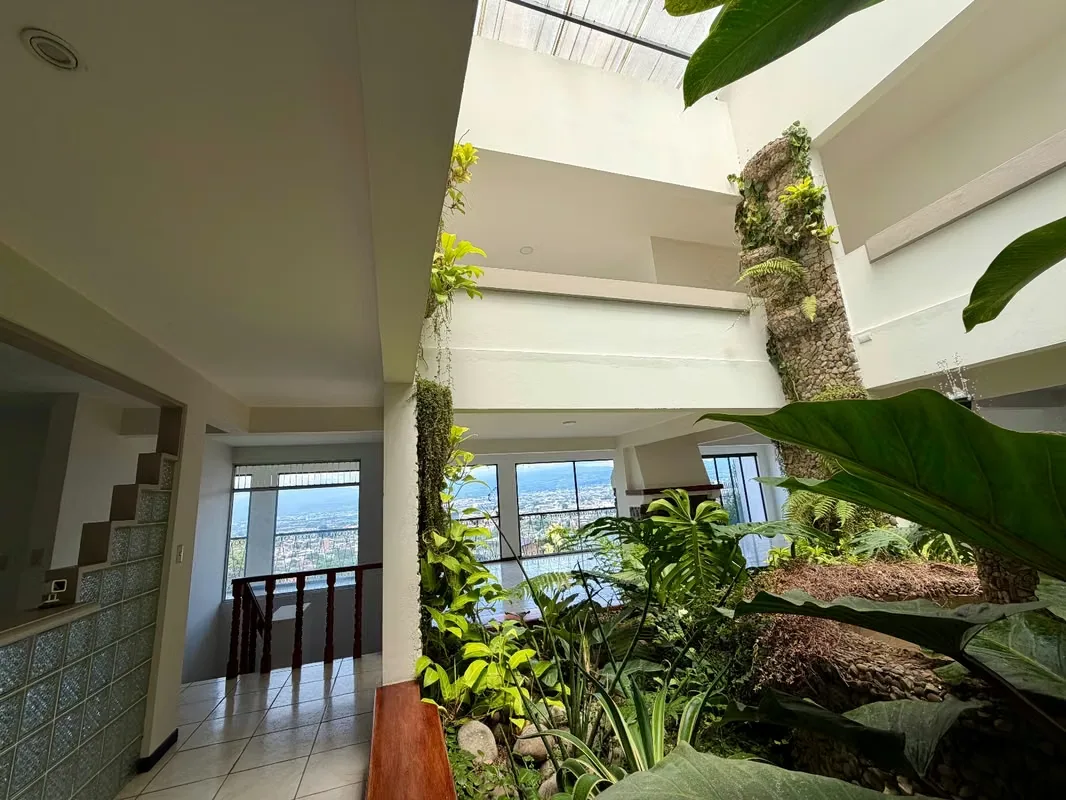 Esta hermosa propiedad, de estilo único, se encuentra en un residencial muy tranquilo y seguro, en Bello Horizonte de Escazú, de fácil acceso, cerca de comercio en general., photo 6