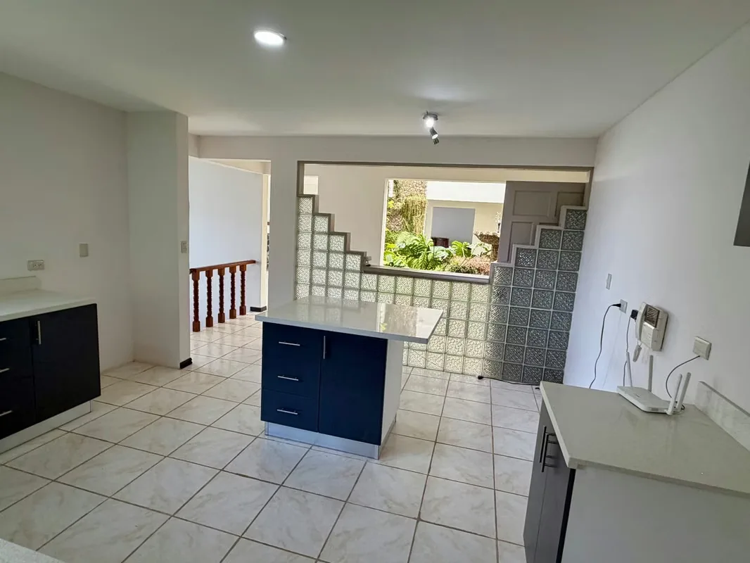 Esta hermosa propiedad, de estilo único, se encuentra en un residencial muy tranquilo y seguro, en Bello Horizonte de Escazú, de fácil acceso, cerca de comercio en general., photo 7