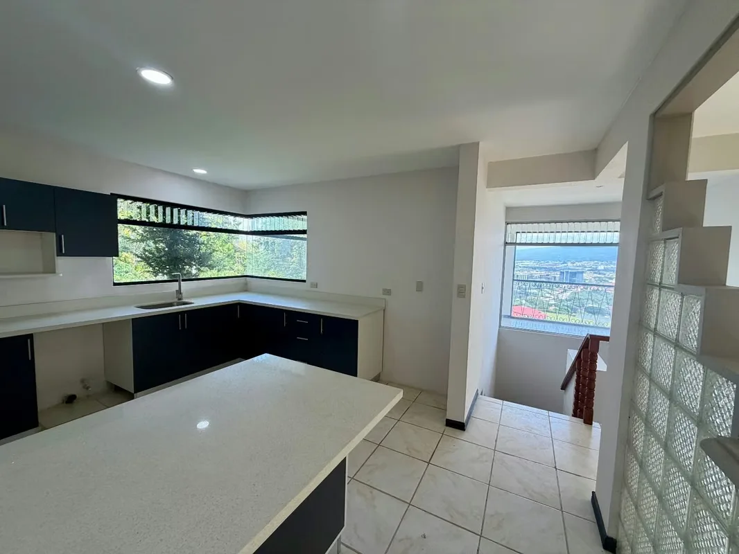 Esta hermosa propiedad, de estilo único, se encuentra en un residencial muy tranquilo y seguro, en Bello Horizonte de Escazú, de fácil acceso, cerca de comercio en general., photo 8
