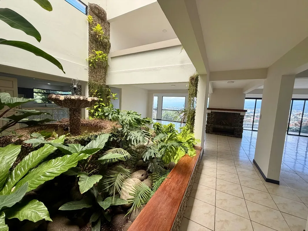 Esta hermosa propiedad, de estilo único, se encuentra en un residencial muy tranquilo y seguro, en Bello Horizonte de Escazú, de fácil acceso, cerca de comercio en general., photo 9