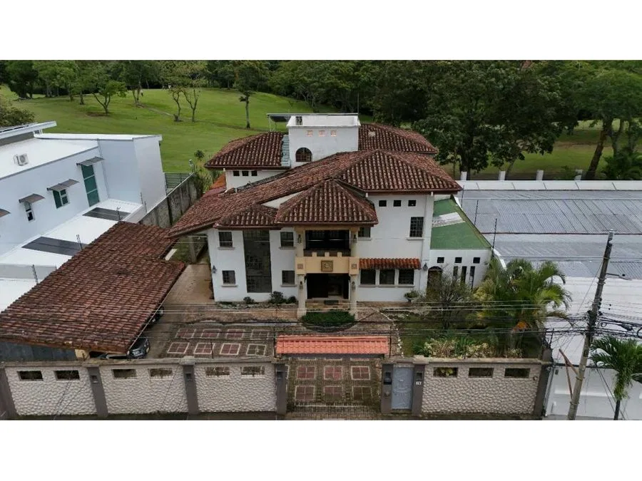 SE ALQUILA CASA DE LUJO EN BELEN DE HEREDIA