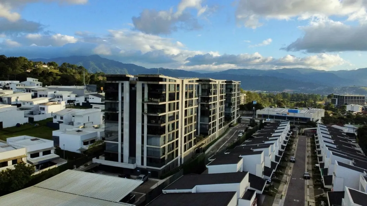 Ubicado en el séptimo piso en condominio Golfside, este penthouse dúplex combina arquitectura contemporánea, amplitud y una vista ...