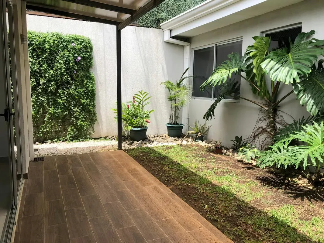 Casa con tres años de construcción. Ubicada dentro de condominio en Brasil de Santa Ana. Moderna, iluminada, con jardines y muy espaciosa., photo 2