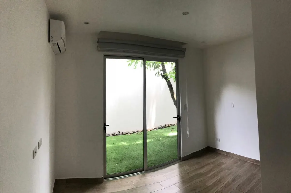 Casa con tres años de construcción. Ubicada dentro de condominio en Brasil de Santa Ana. Moderna, iluminada, con jardines y muy espaciosa., photo 15