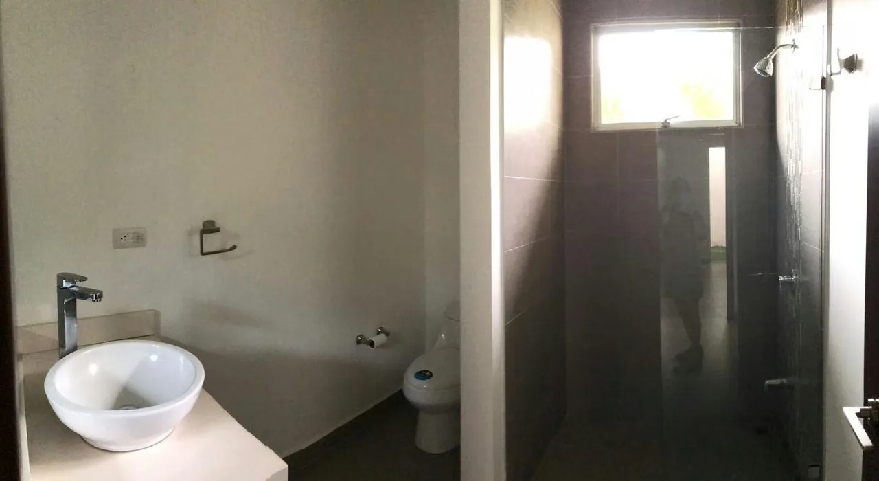 Casa con tres años de construcción. Ubicada dentro de condominio en Brasil de Santa Ana. Moderna, iluminada, con jardines y muy espaciosa., photo 16