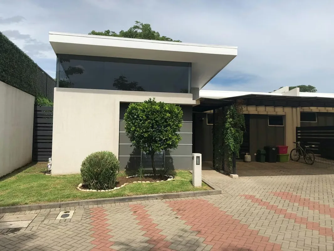 Casa con tres años de construcción. Ubicada dentro de condominio en Brasil de Santa Ana. Moderna, iluminada, con jardines y muy espaciosa., photo 3