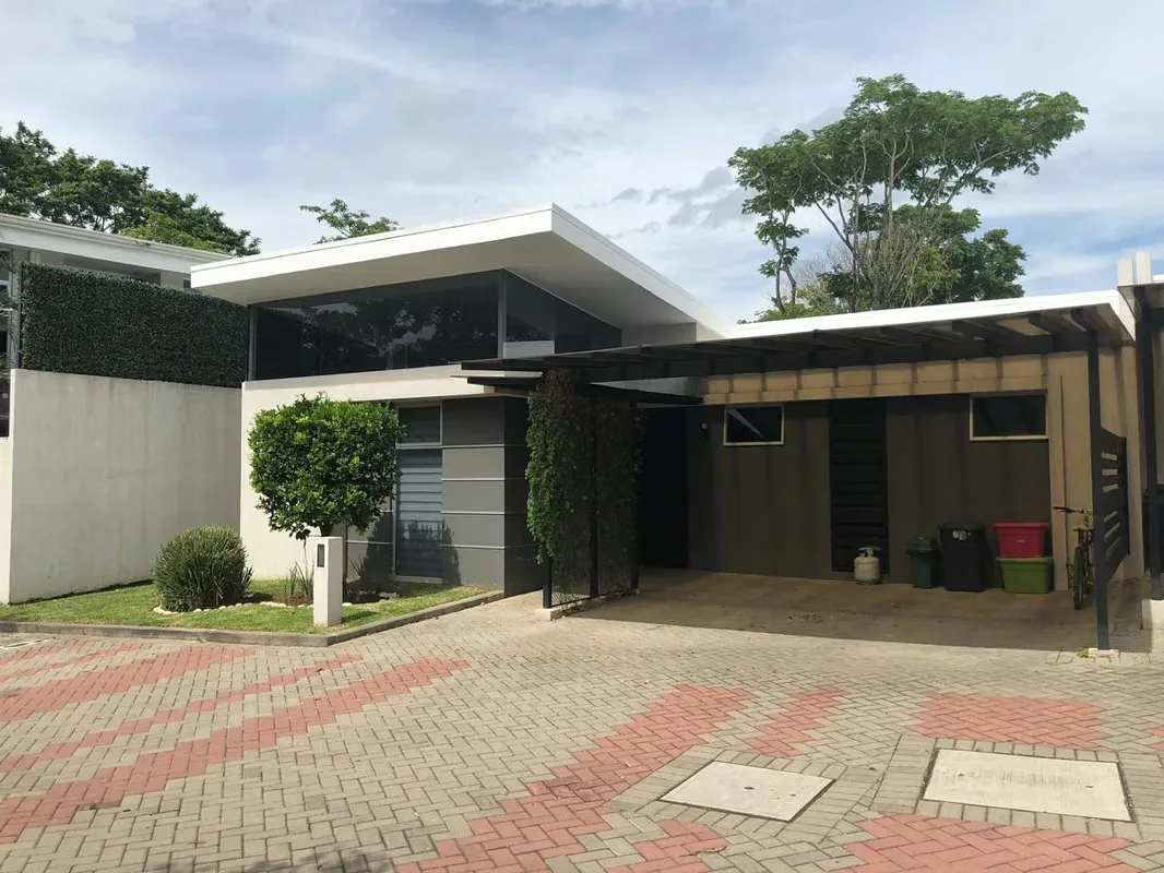 Casa con tres años de construcción. Ubicada dentro de condominio en Brasil de Santa Ana. Moderna, iluminada, con jardines y muy espaciosa., photo 4