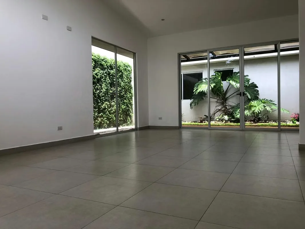 Casa con tres años de construcción. Ubicada dentro de condominio en Brasil de Santa Ana. Moderna, iluminada, con jardines y muy espaciosa., photo 5