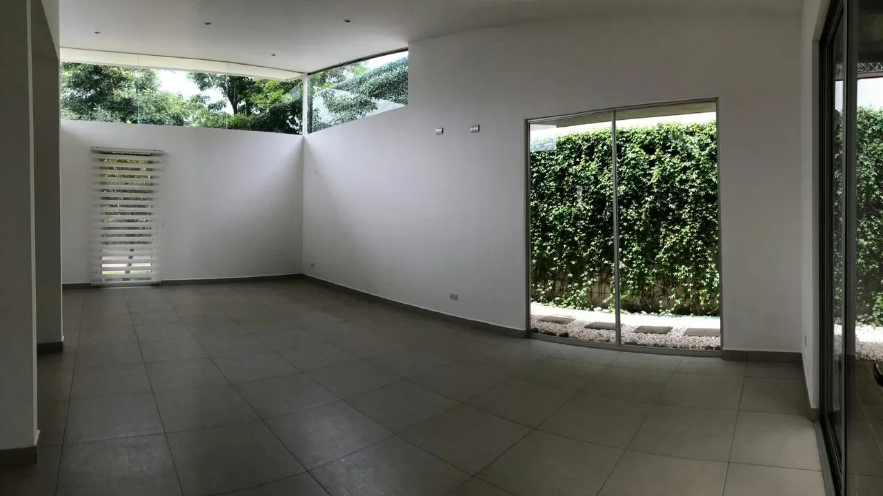 Casa con tres años de construcción. Ubicada dentro de condominio en Brasil de Santa Ana. Moderna, iluminada, con jardines y muy espaciosa., photo 6