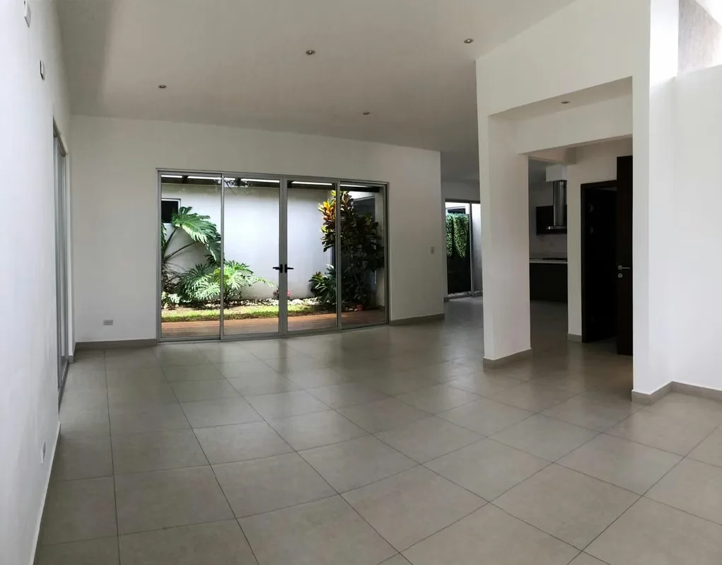 Casa con tres años de construcción. Ubicada dentro de condominio en Brasil de Santa Ana. Moderna, iluminada, con jardines y muy espaciosa., photo 7