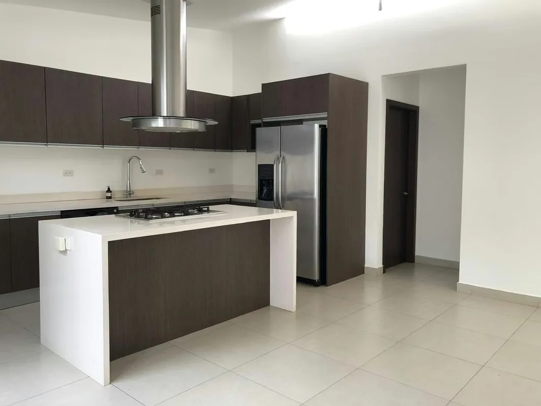 Casa con tres años de construcción. Ubicada dentro de condominio en Brasil de Santa Ana. Moderna, iluminada, con jardines y muy espaciosa., photo 8