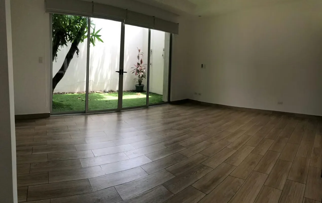Casa con tres años de construcción. Ubicada dentro de condominio en Brasil de Santa Ana. Moderna, iluminada, con jardines y muy espaciosa., photo 10
