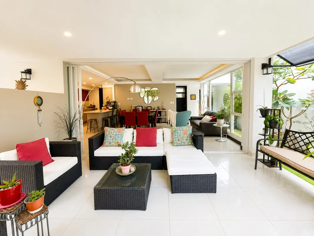 Esta elegante propiedad de tres niveles ofrece 353 m² de construcción sobre un lote de 170 m², con amplios espacios diseñados para brindar confort, funcionalidad y privacidad a toda ...