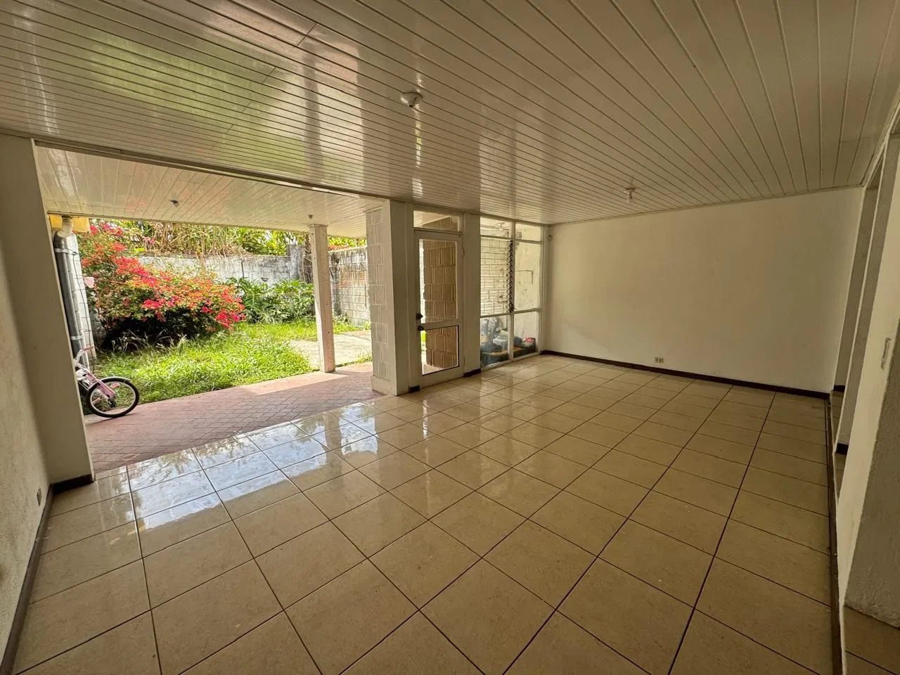 VENTA DE CASA INDEPENDIENTE EN ROHRMOSER
