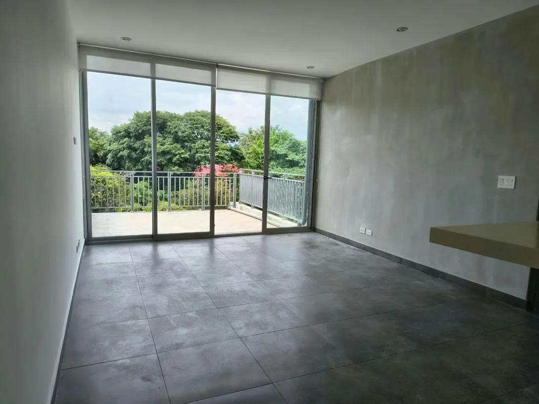 Apartamento en alquiler en Guachipelín, Escazú, ubicado en condominio con amenidades.