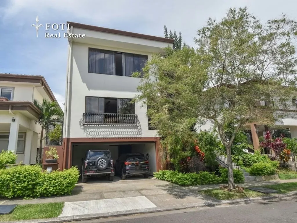 Una casa de 378 m² cambia por completo la experiencia de espacio. Esta propiedad en Condominio Francosta, Heredia, distribuye sus áreas en tres niveles y combina amplitud interior, ...